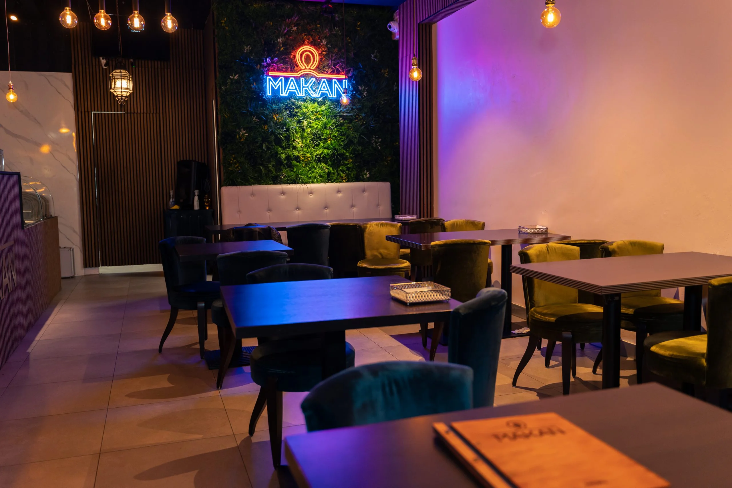 Gevelreclame en signing die <span class="text-orange-400">niet te missen is.</span>